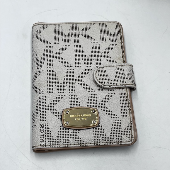 Michael Kors Bags Michael Kors Vanilla Jet Set Snap Passport Case